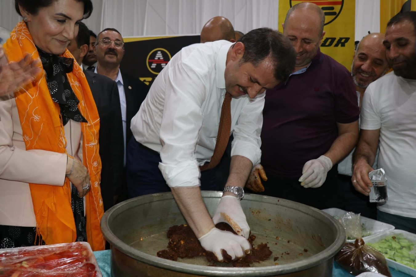 Vali Ayhan çiğ köfte yoğurdu;