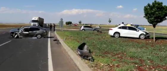 Hilvan’da yol ayrımında iki otomobil çarpıştı! 3 yaralı;