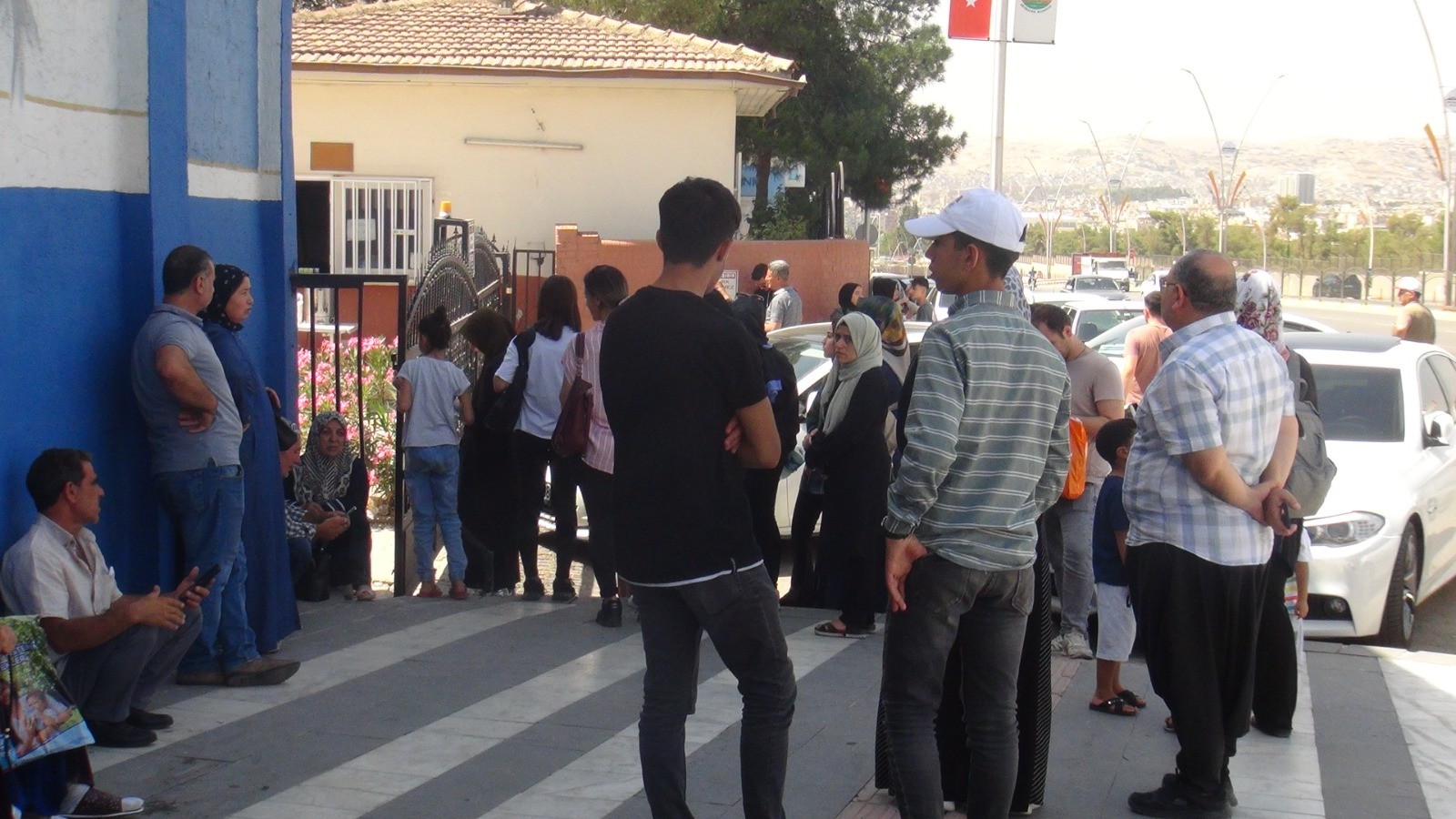 Yükseköğretim Kurumları Sınavı'nın ilk oturumu olan TYT başladı;