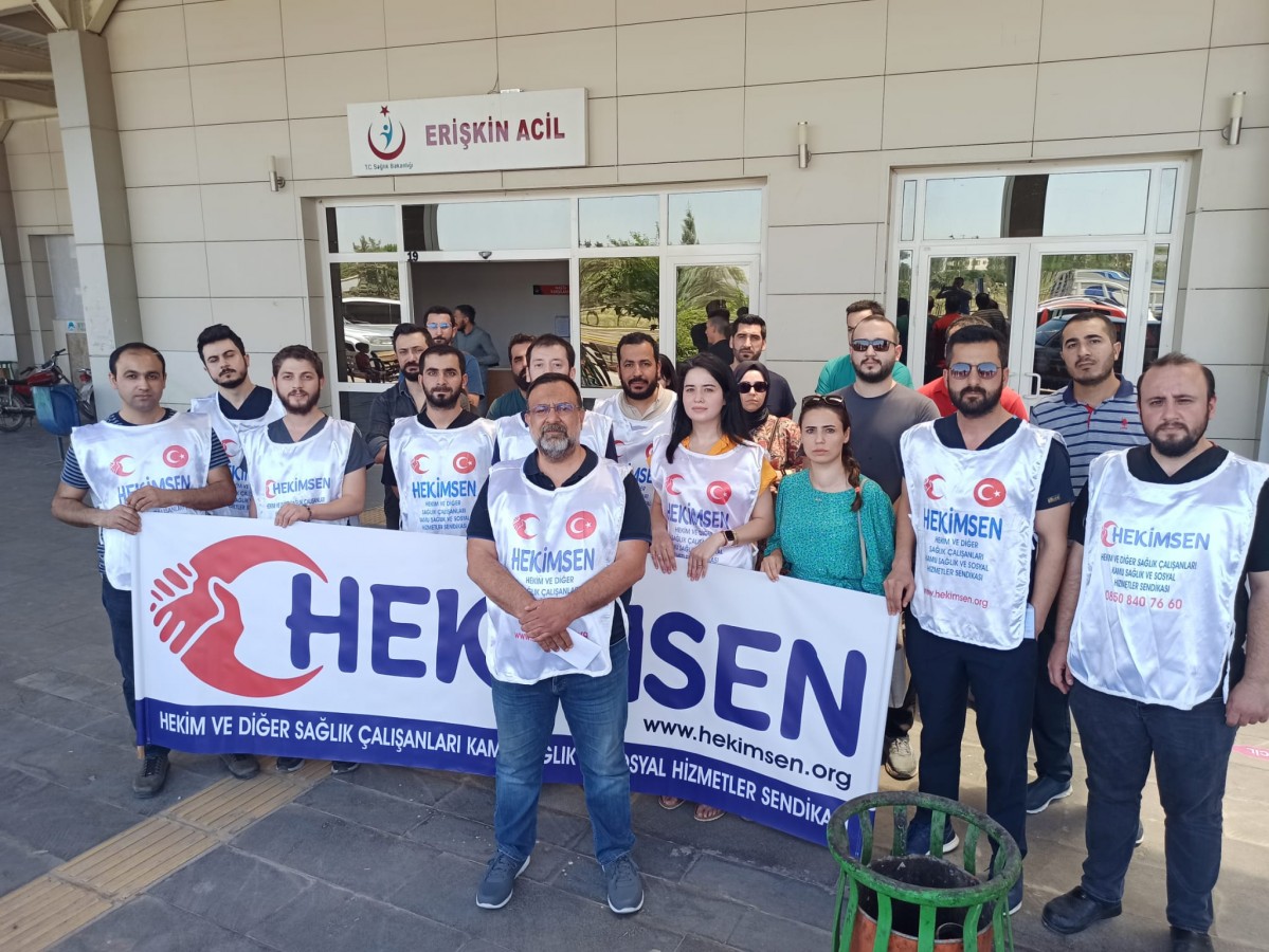 Urfa’da sağlık çalışanları şiddete uğrayan arkadaşları için iş bıraktı;
