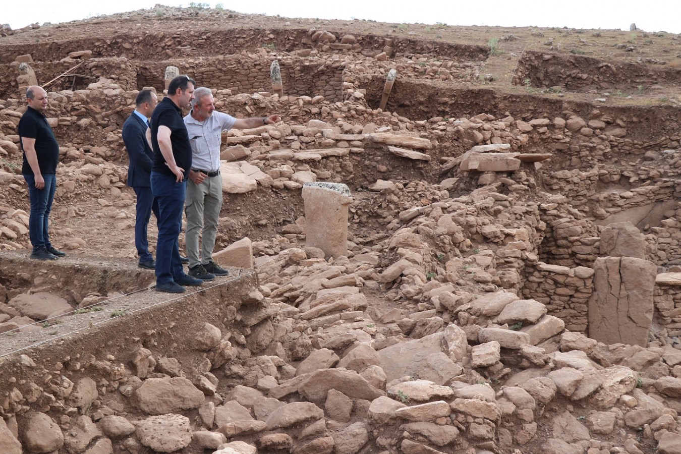 Vali Ayhan Karahantepe'de incelemelerde bulundu;