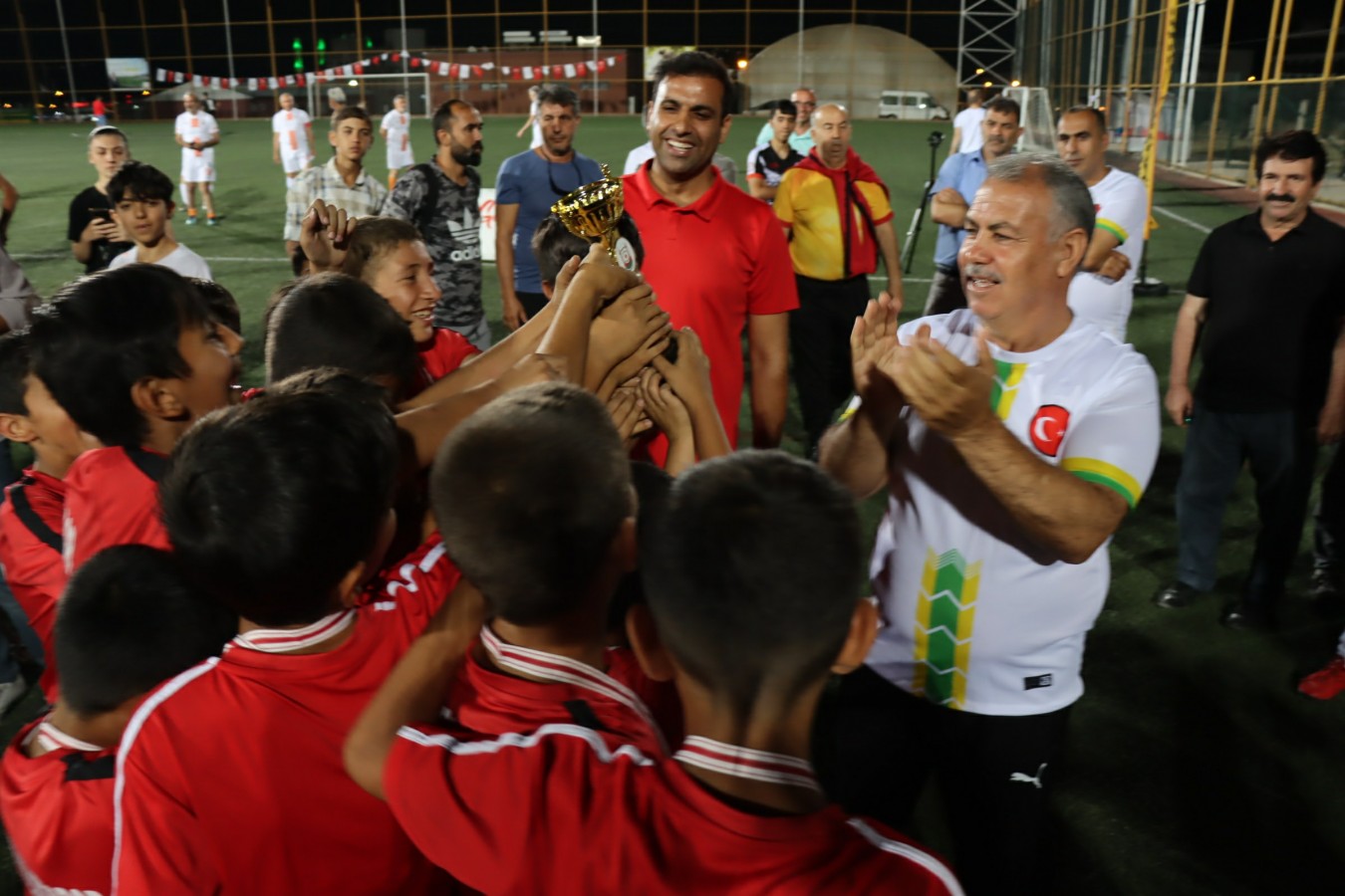 Şanlıurfa’da iki bin gencin katıldığı futbol şöleni sona erdi;