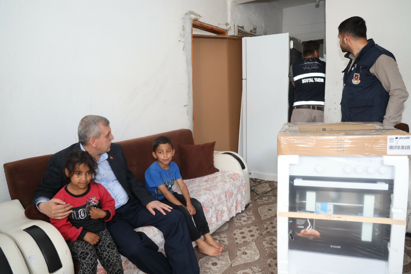 Başkan Beyazgül her hafta sonu muhtaç ailelerin kapılarını çalıyor