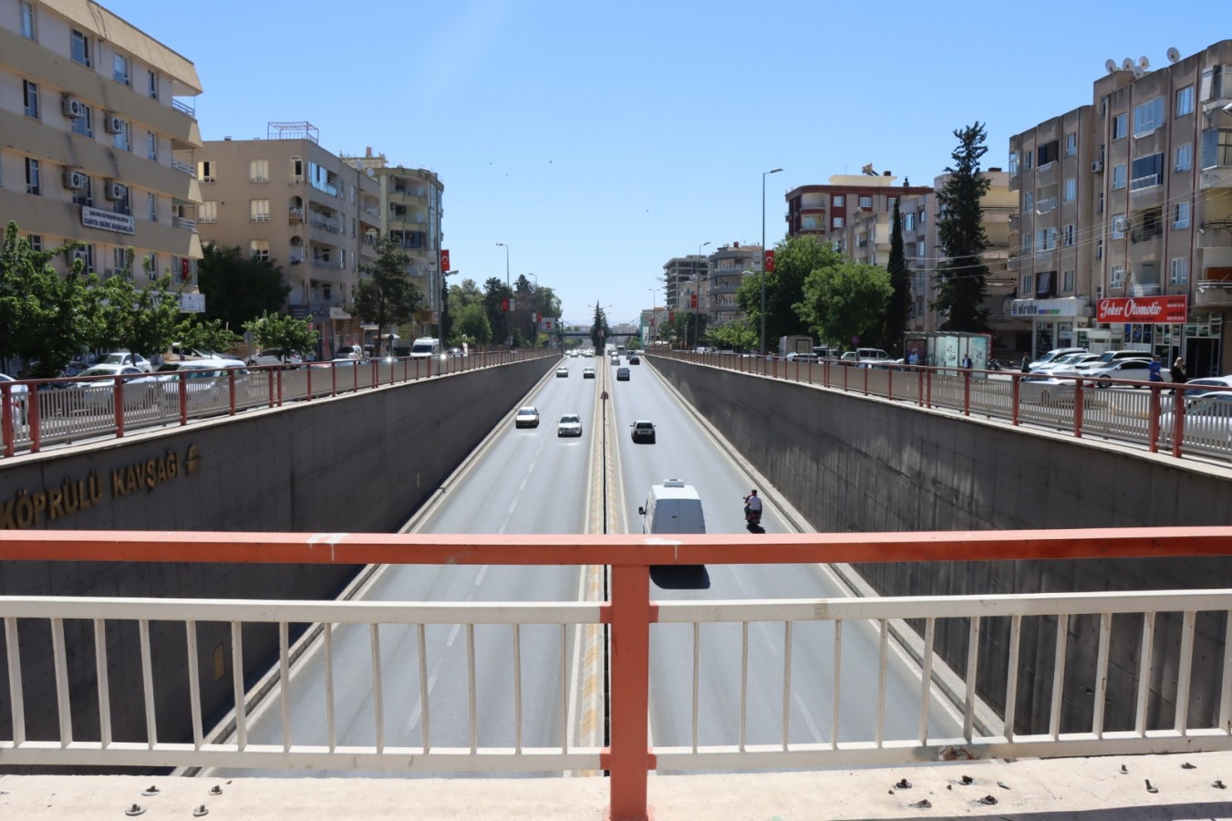 Büyükşehir deforme olan demir korkulukları onardı;