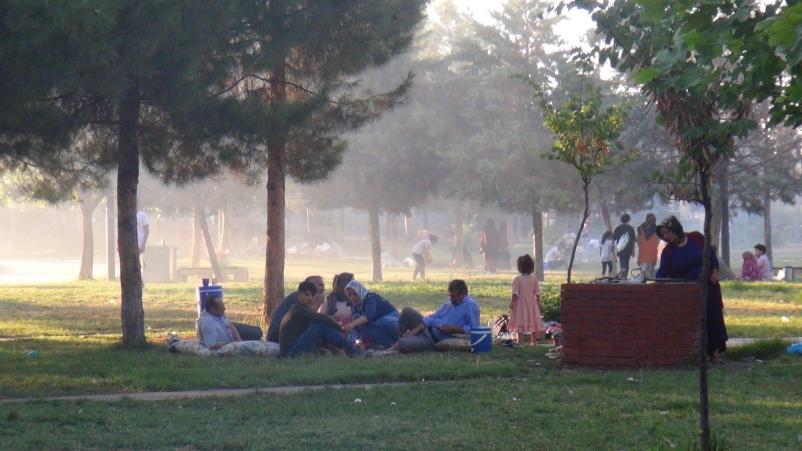 Urfa’nın sıcağından bunalanlar parklara akın etti;