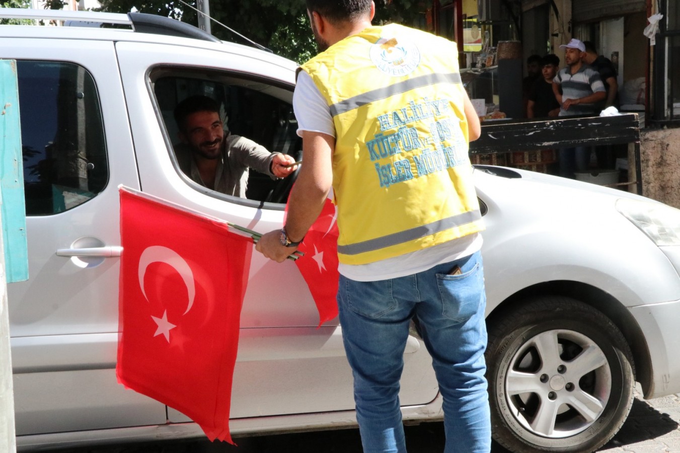 Haliliye’de vatandaş ve esnafa Türk Bayrağı dağıtıldı;