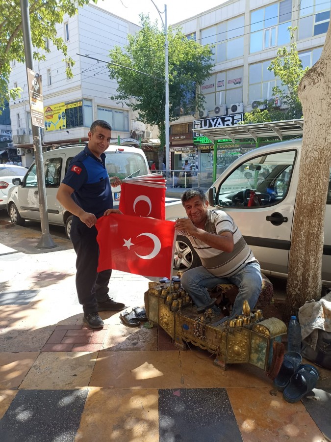 Eyyübiye'de vatandaş ve esnafa Türk bayrağı dağıtıldı;