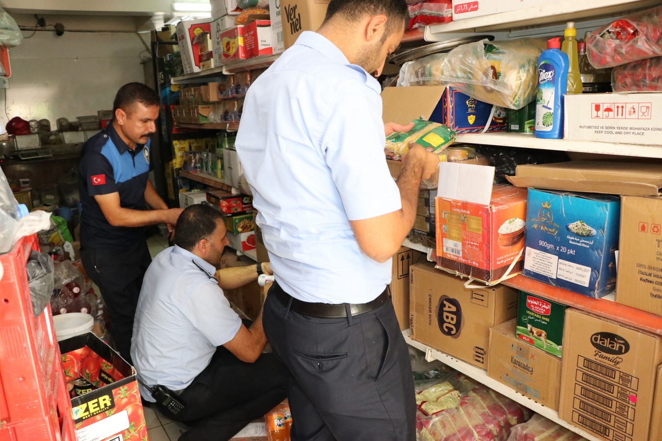 Haliliye'de zabıta tarihi geçmiş ürünlere el koydu;