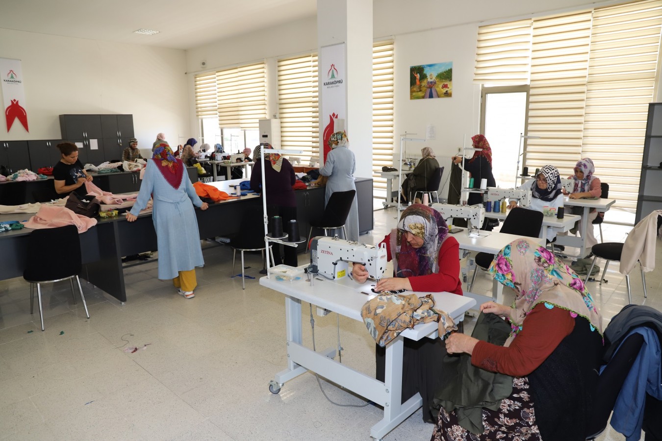 Karaköprü'de kadınlar meslek öğrenirken aile bütçesine katkı sağlıyor;
