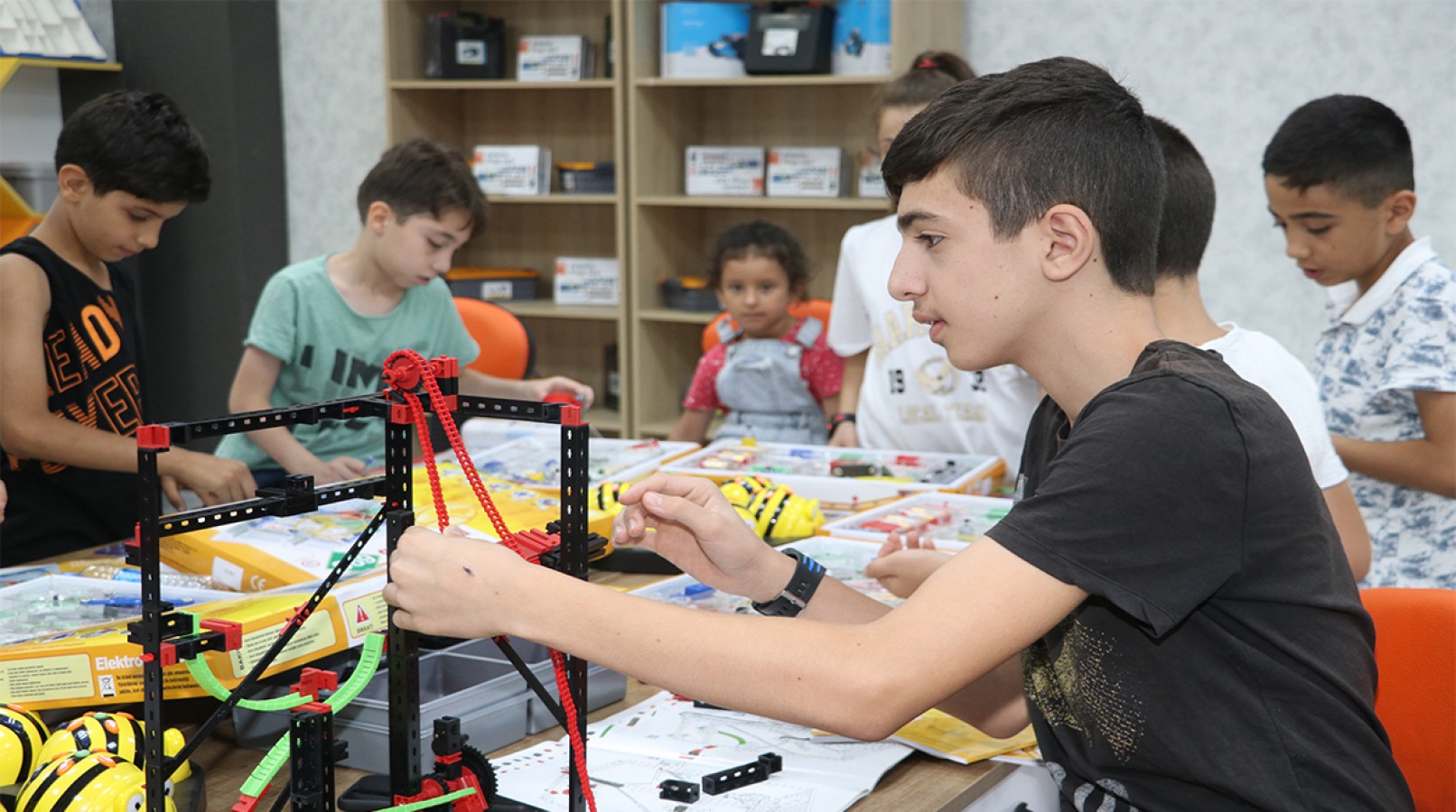 Karaköprü'de çocuklar yaz tatilini bilim merkezinde değerlendiriyor;