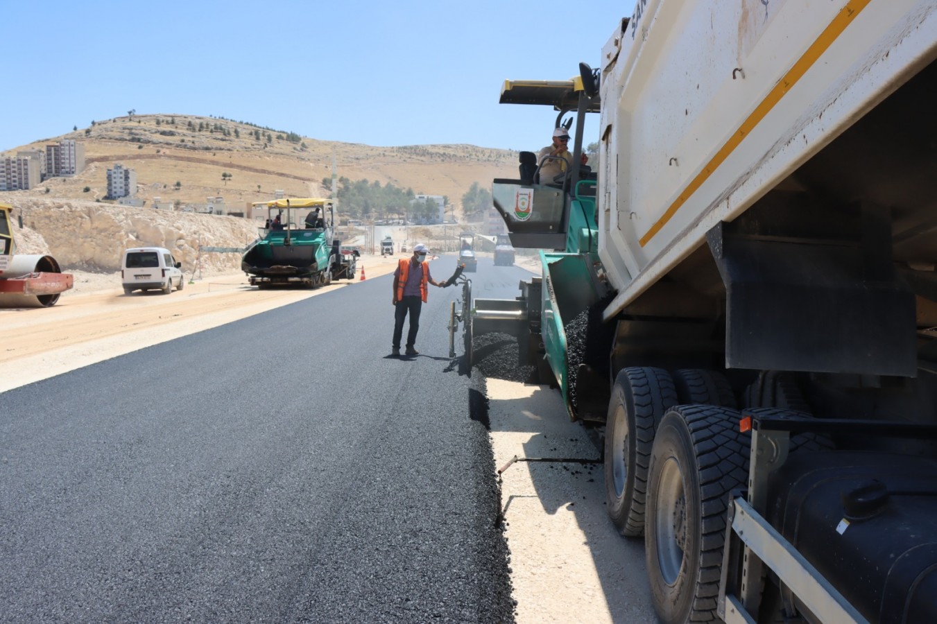 Büyükşehir kendi ürettiği asfaltla yol yapıyor;