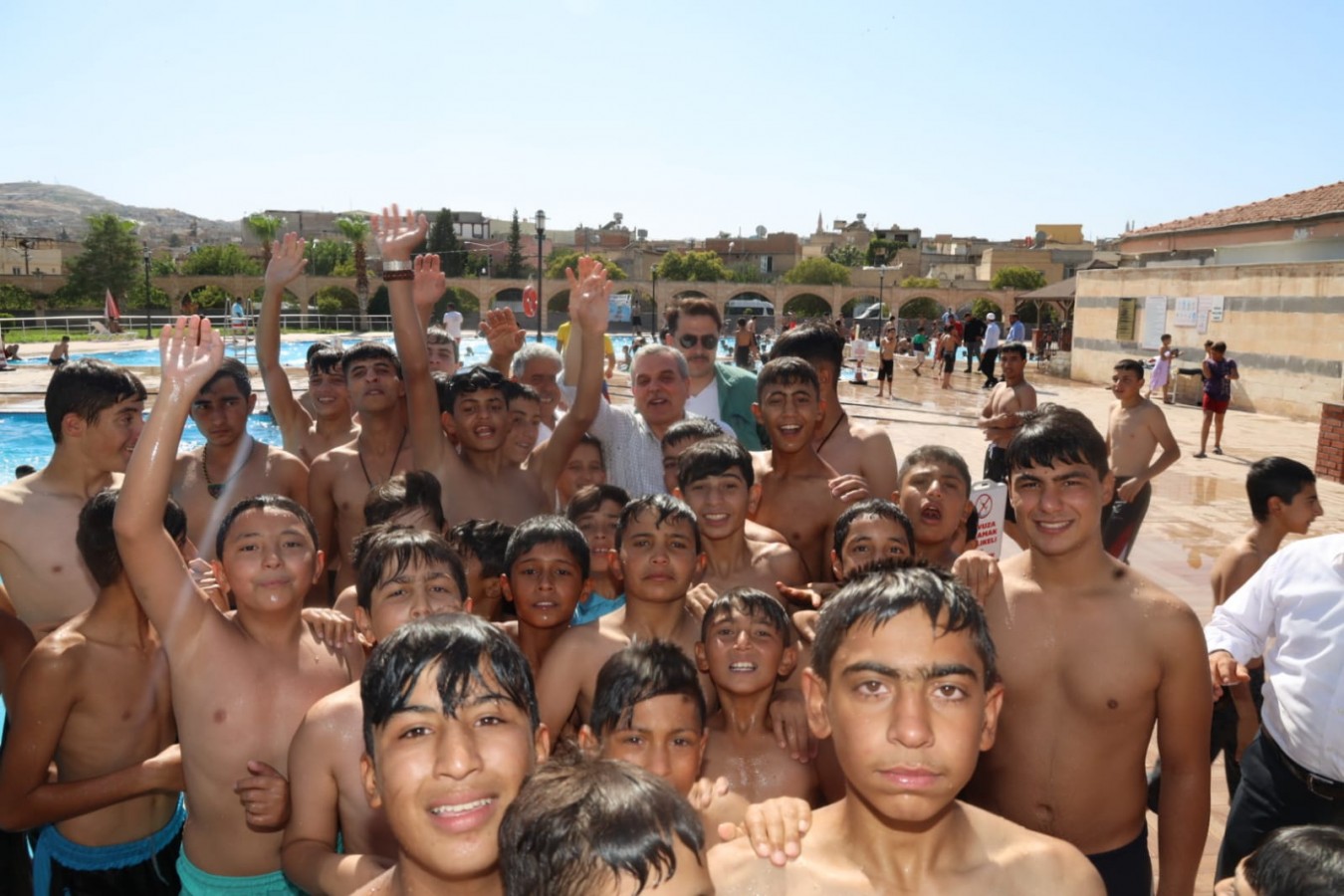 Gençler Büyükşehir Belediyesinin havuzlarıyla serinliyorlar