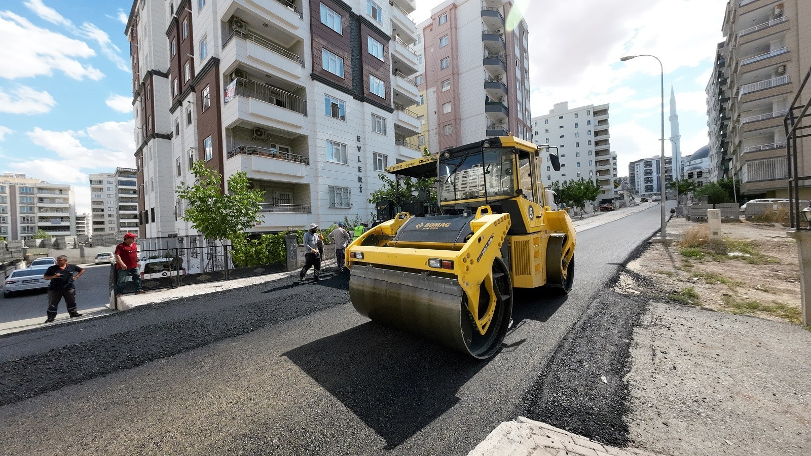 Karaköprü'de Yol Yenileme Çalışmaları Devam Ediyor;