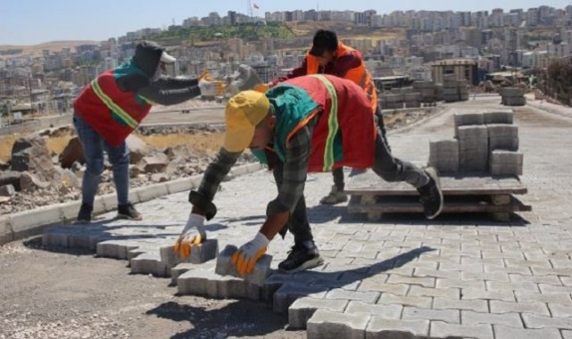 Karaköprü Belediyesi Batıkent'teki yollara Parke Döşemesi;