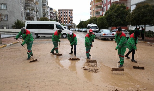 Karaköprü'de Yağmur sonrası Oluşan Çamurlar Temizleniyor;