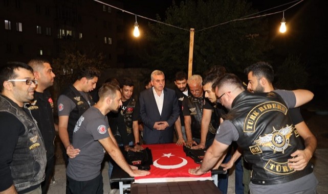 Başkan Beyazgül Urfa'daki Motor Tutkunlarıyla Buluştu;