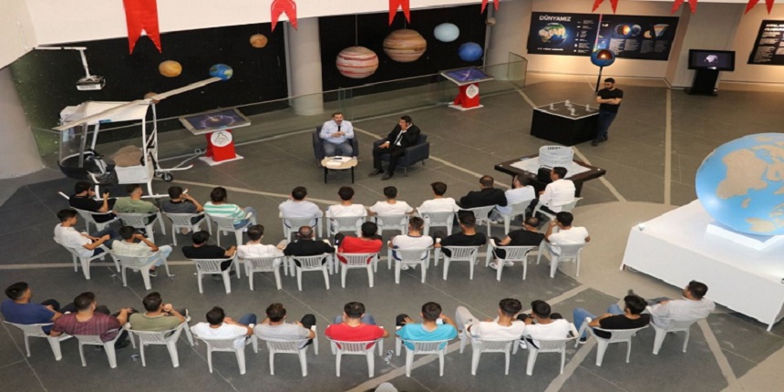 Başkan Baydilli'den Karaköprü Battani Uzay ve Havacılık Bilim Merkezinde Gençlerle Söyleşi;