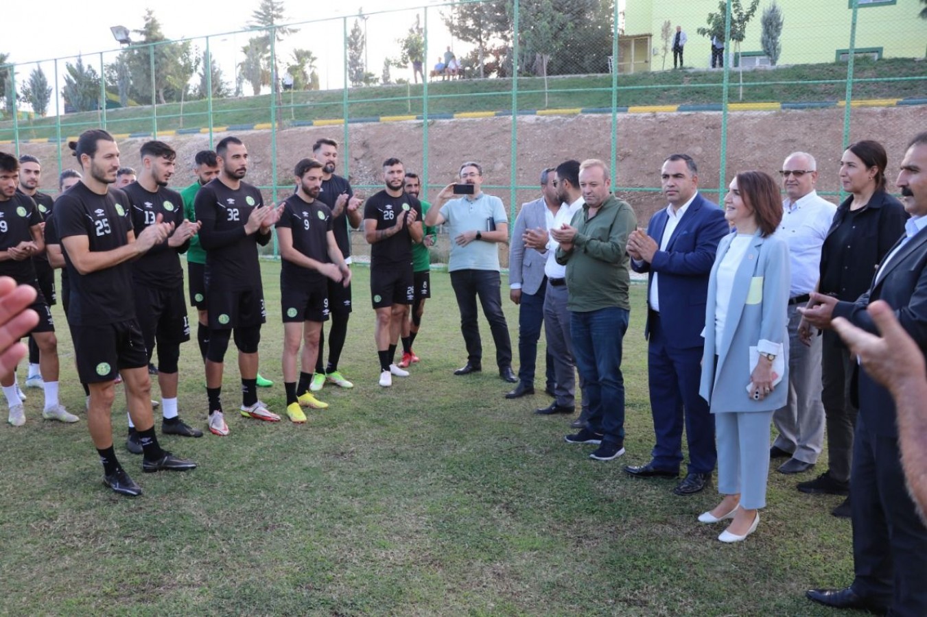 Urfa Milletvekili Açanal, Şanlıurfasporlu Oyunculara Moral Verdi;