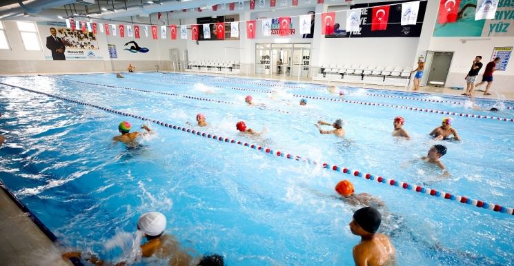 Urfa'da Aşırı Sıcaklardan Bunalan Eyyübiye'li Gençler Havuzlardan Çıkmıyor;