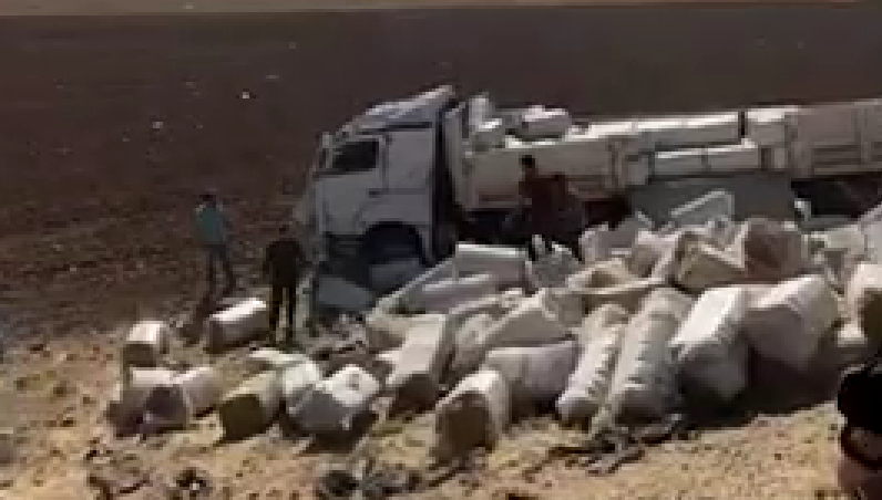 Şanlıurfa Suruç Karayolunda Saman Yüklü Tır Kazası 1 Yaralı..;