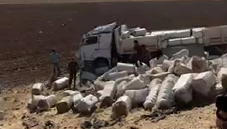 Şanlıurfa Suruç Karayolunda Saman Yüklü Tır Kazası 1 Yaralı..