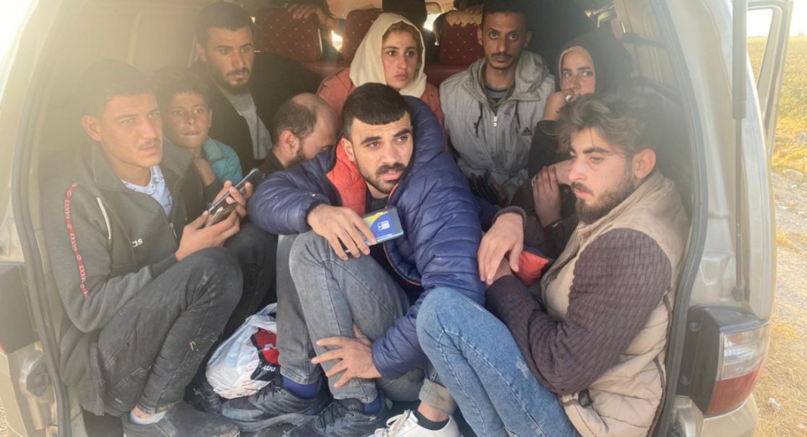 Urfa'da şüphe üzerine durdurulan araçtan 18 Kaçak Göçmen çıktı!;