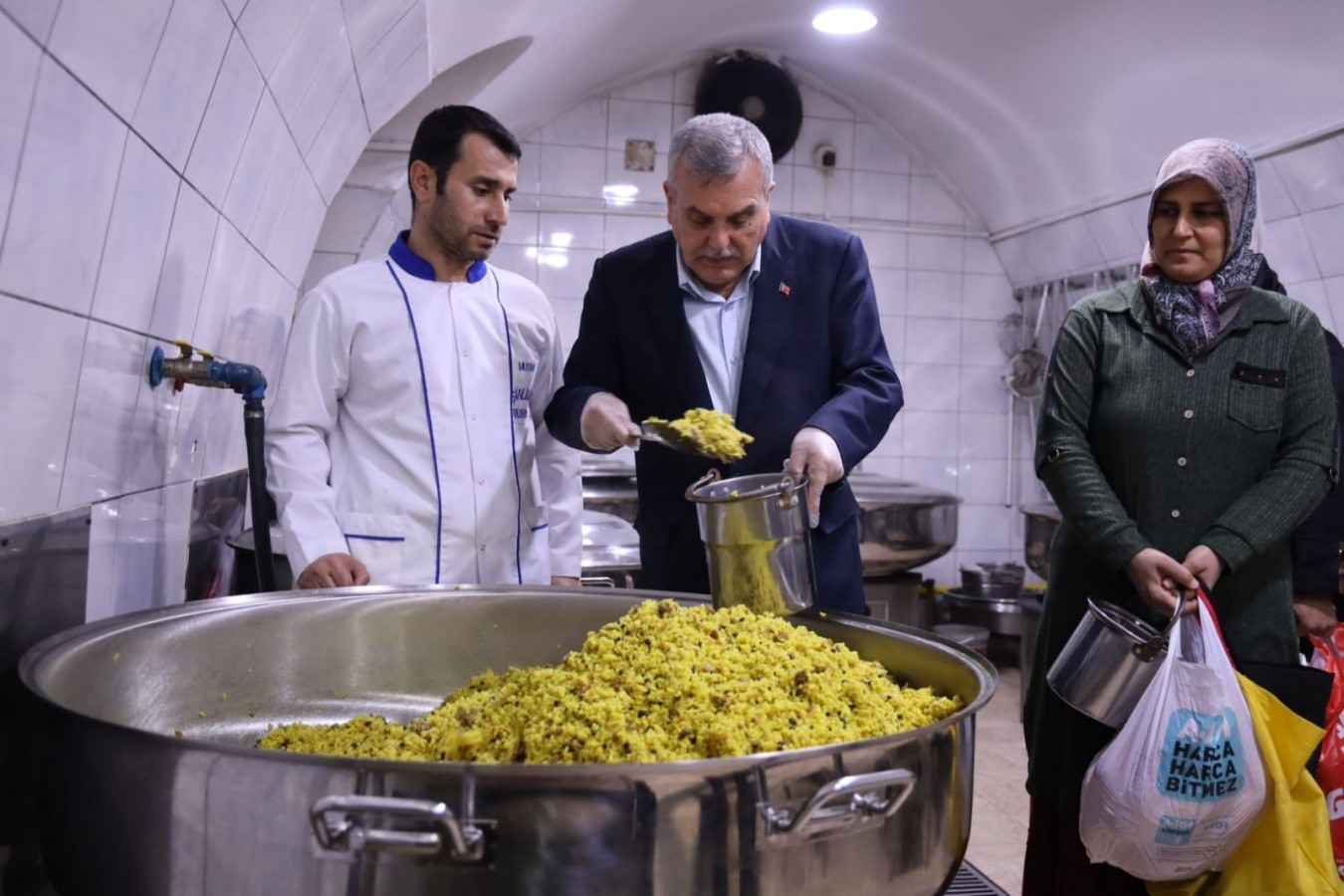 Başkan Beyazgül Şanlıurfa'da ki Aşevini ziyaret etti;