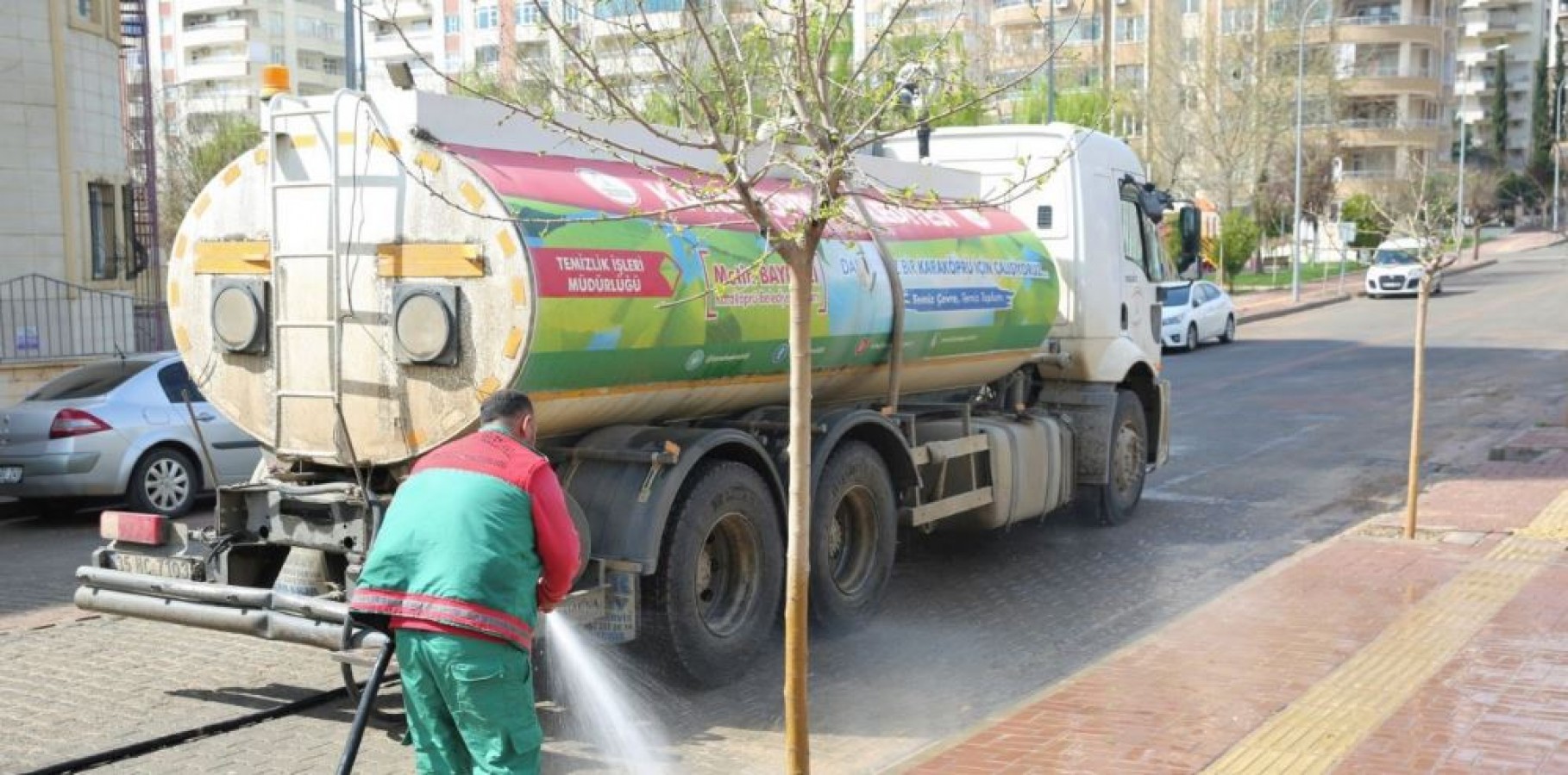 Karaköprü'de Sel Sonrası Çamur Yollar Temizleniyor;