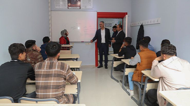 Eyyübiye'deki Sınav Merkezlerinde Öğrenciler Hazırlıklarını Sürdürüyor;