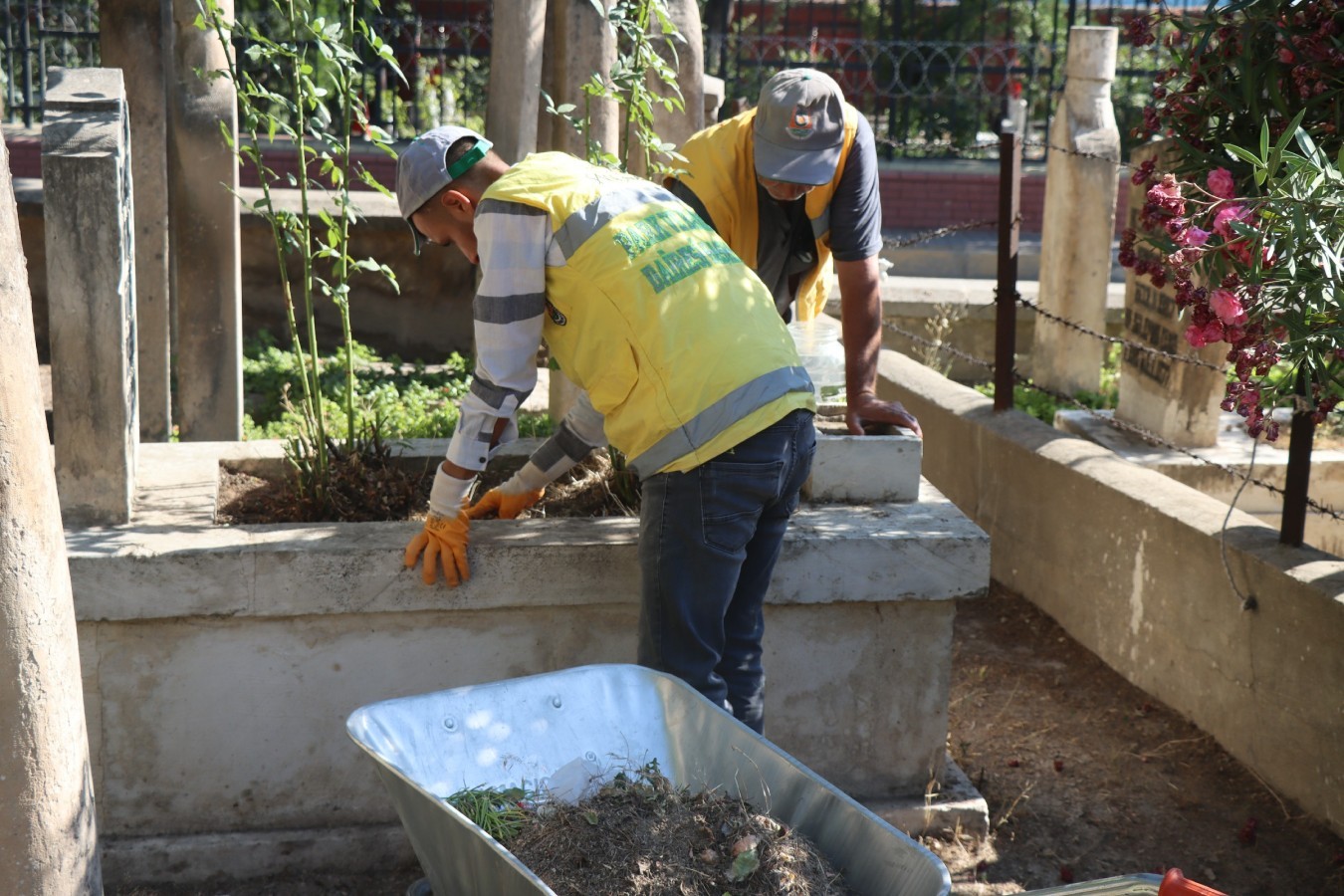 Şanlıurfa Büyükşehir Belediyesinden Mezarlıklarda Bayram Temizliği;