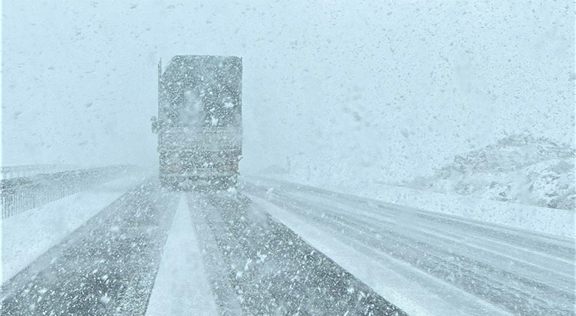 Siverek'te Yoğun Kar Yağışı Ulaşımı Olumsuz Etkiliyor