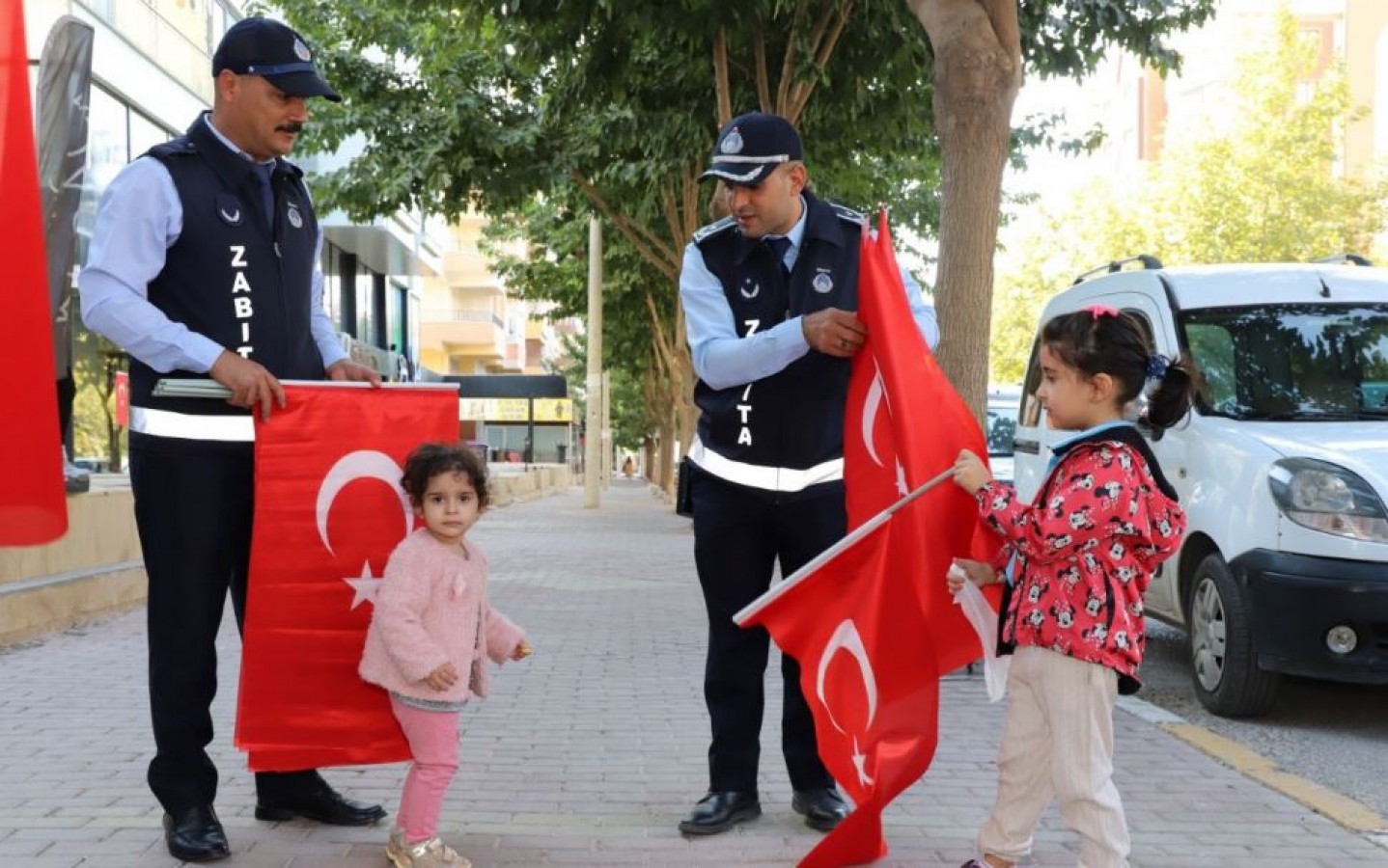 Karaköprü Belediyesi 29 Ekim Cumhuriyet Bayramı için ilçeyi bayraklarla donattı.;