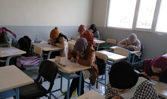 Eyyübiye Belediyesi Sınav Merkezlerinde Gençler TYT Hazırlık Sınavına Katıldı