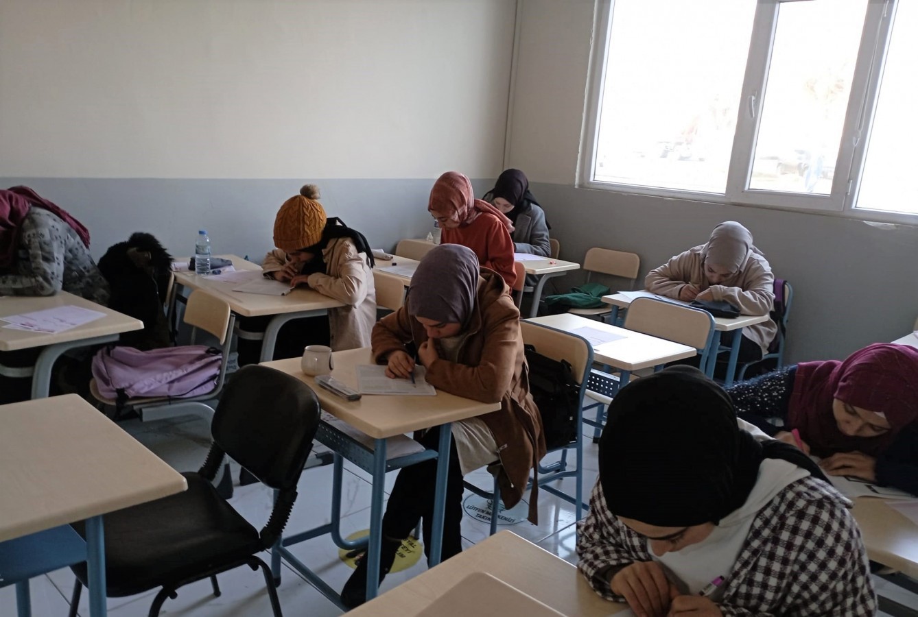 Eyyübiye Belediyesi Sınav Merkezlerinde Gençler TYT Hazırlık Sınavına Katıldı;