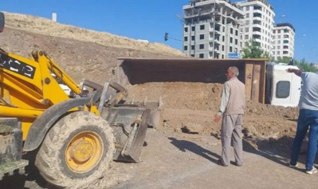 Karaköprü'de Kamyon Kazası Yüküyle Devrildi..;