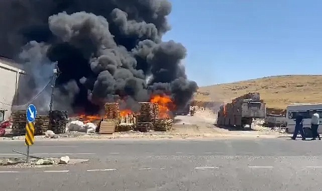 Şanlıurfa Eyyübiye'deki Fabrikada Yangın İtfaiye Seferber Oldu;