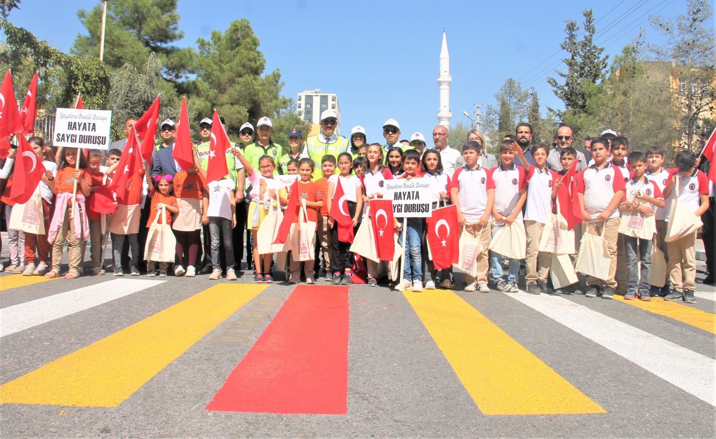 Şanlıurfa'da Yayalara öncelik duruşu, hayata saygı duruşu etkinliği;