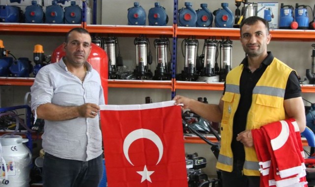 Haliliye'de Esnaf ve Vatandaşlara Türk Bayrağı Dağıtıldı;