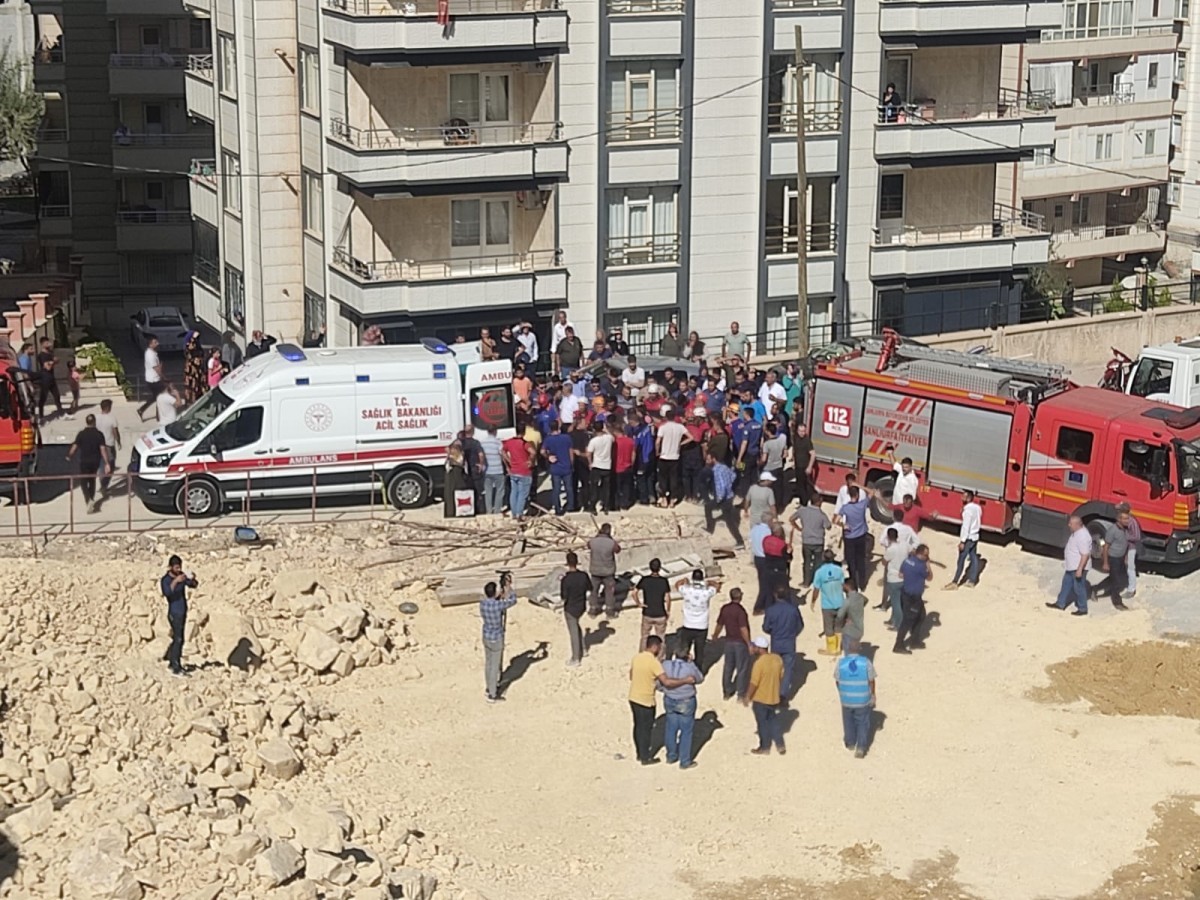 Karaköprü'de İnşaat için Kazılan Temel Çöktü Toprak Altında Kalan İşçi Ağır Yaralı..;