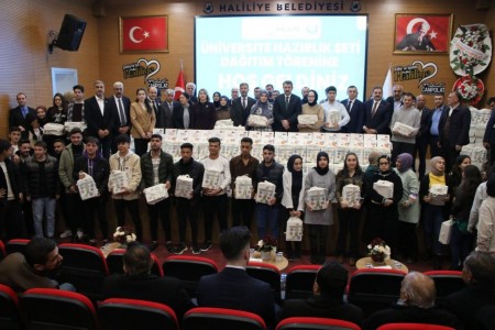 Haliliye Belediyesi'nden adaylara kitap seti desteği